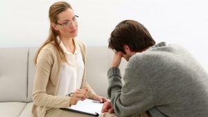 Psicologo dando soporte emocional a un paciente