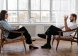 Persona en terapia con un profesional de la salud mental